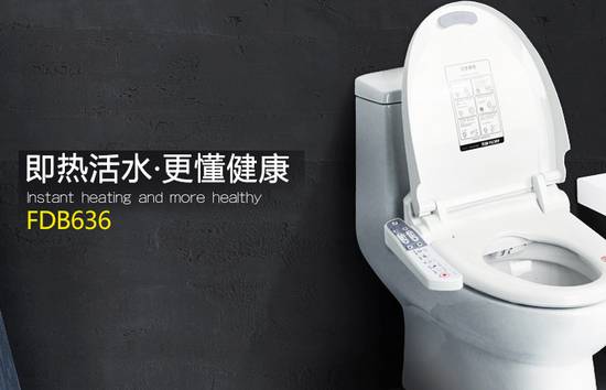 一、市面上的智能马桶怎么选择——智能马桶的分类 智能马桶区别于普通的马桶多了智能化操作。其具有基本的温水洗净功能,相对于我们原本使用的厕纸更加卫生安全。此外智能马桶盖还具有附加的加热、暖风干燥、杀菌等功能,颇受人们的喜爱。与此同时,智能马桶根据其种类、外形等的不同有着各种不同的分类。根据外形的不同,我们可以分为有水箱智能马桶和无水箱智能马桶。这两种马桶最直接的区别就在于有无水箱。不同于往常马桶一定需要带有水箱进行蓄水与冲水,智能马桶可以没有水箱,冲水等功能可以由马桶盖提供。无水箱智