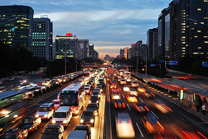 高峰时段的北京二环路,跑的再快不会飞也白费(图片来源于网络)