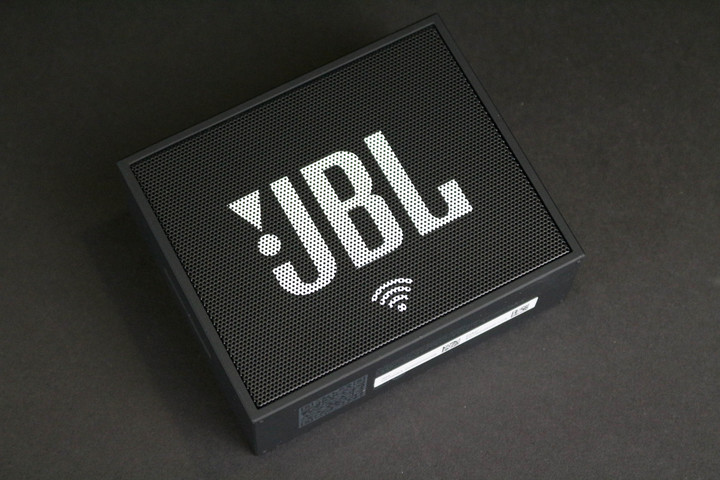 jbl go,同样是方方正正的造型,除了增加了相应的一些logo以及额外的