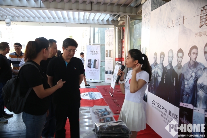 发力线下 冯幸走访郑州迪信通国美核心店_新闻