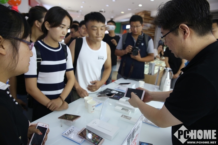 发力线下 冯幸走访郑州迪信通国美核心店_新闻