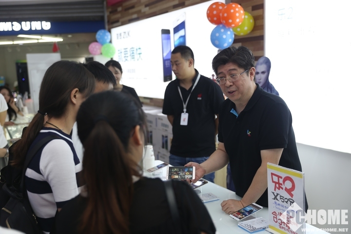 发力线下 冯幸走访郑州迪信通国美核心店_新闻