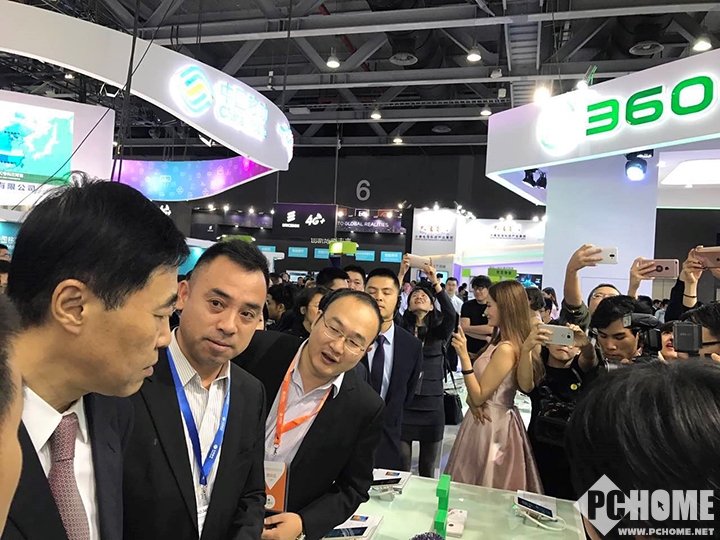 移动董事长尚冰现身360手机展台_新闻_电脑之