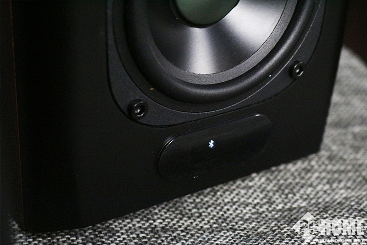 漫步者S201音箱蓝牙信号 在8吋超重低音炮的支持下,当鼓点敲起的时候,好似置身其中,四面八方的澎湃汹涌带来了惊人的爆发力。这种如临其境的感觉,基本就是拳拳到肉直击内心,如果不是怕扰民,我真的想随节奏敲桌子应景,用小伙伴的话说,这种级别的音乐我都不敢点红心,怕听多了会一发不发收拾,看见什么都想捶两下。另外我一直担心的开声会发飘的情况在蓝牙下也并没有出现,相信这种颇具动态感的低频在看大片或者电音舞曲的时候会非常刺激。友情提示,大音量时,低音箱会产生箱振,需酌情使用。