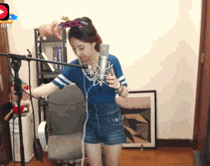 lol网红冯提莫直播秀美腿 真的没有1米5