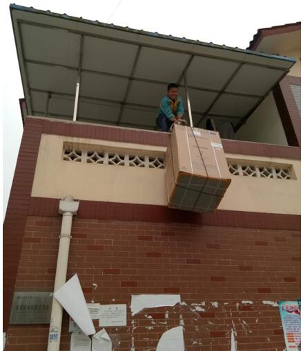 上吊车、雪中徒步 苏宁快递员双十一花式上演