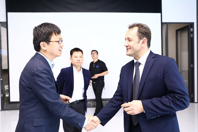 奇点汽车与包括大陆,lg,qnx,tüv sud等世界顶级供应商取得了战略合作