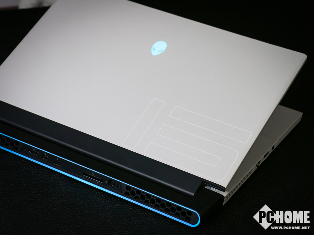 未来感十足的轻悍游戏本 alienware m15 r2图赏