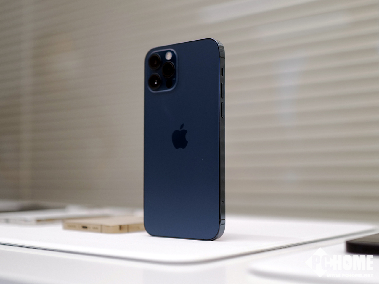 iphone 12 pro抢先上手实拍 边框亮了 机身薄了