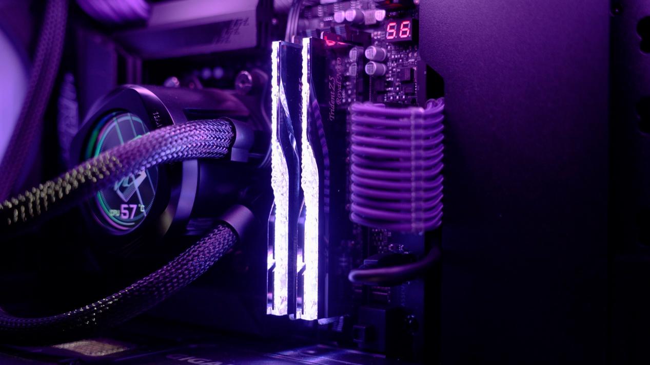 天博体育注册硬核性能技嘉AORUS为PCL赛事解说RASH悲喜定制电竞MOD主机(图6)