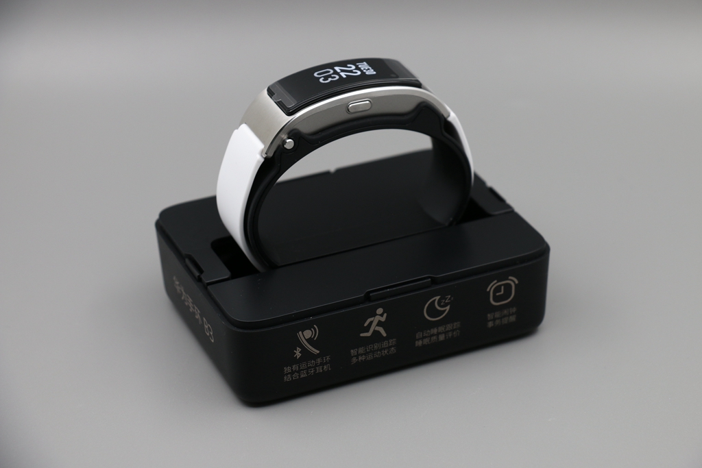 3d曲面触摸屏 运动装备华为手环b3图赏