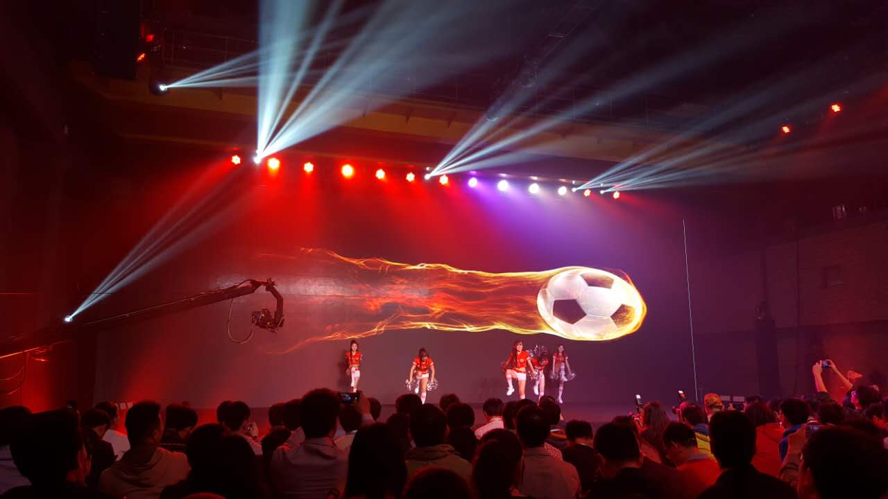 开场先是一段激情的足球宝贝热舞