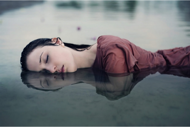 咫遇戏闭眼感受背后世界的空房间