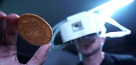 减肥新玩法 VR眼镜放大食物减轻食量