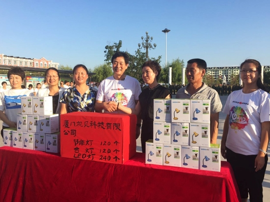 视贝携手濮存昕爱心基金组织向学校捐赠物资公