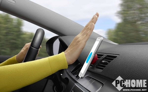 罗技推车载手机支架 内置Alexa语音助手