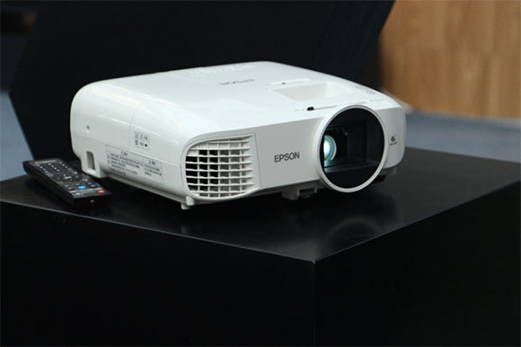 对爱普生家用投影机产生了浓厚的兴趣,工作人员介绍:"epson ch-tw5400