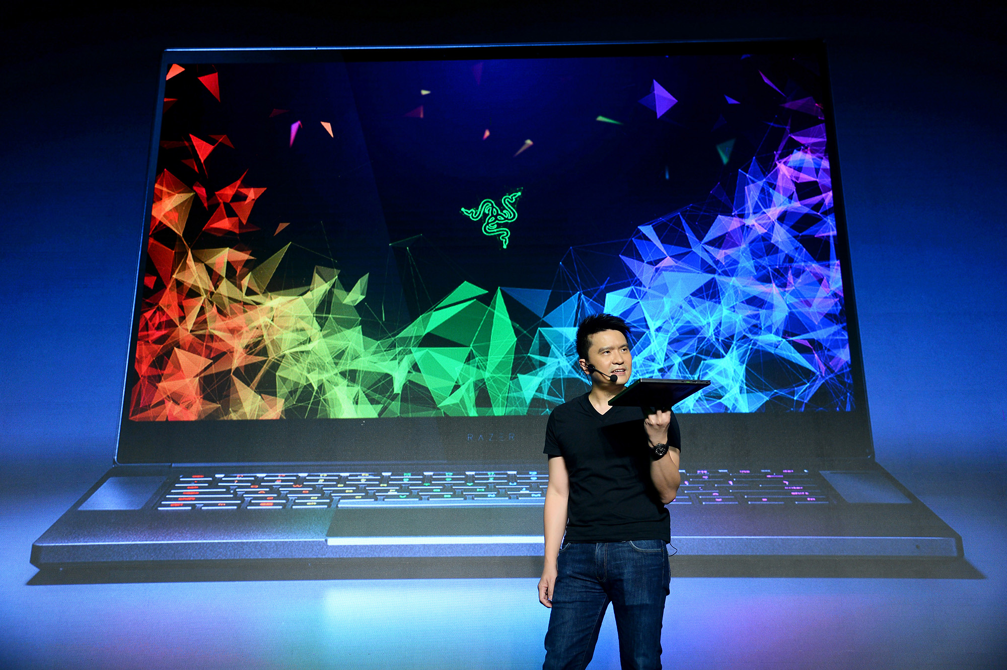 京东独家首发灵刃游戏本,携手雷蛇深耕国内电