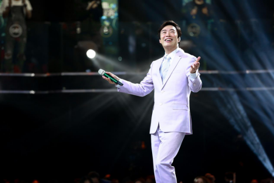 小哥费玉清嗨唱现场开挂,比周董的胸肌还撩人