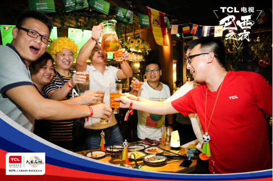喝酒撸串看球赛,巴西之夜TCL QLED量子点电