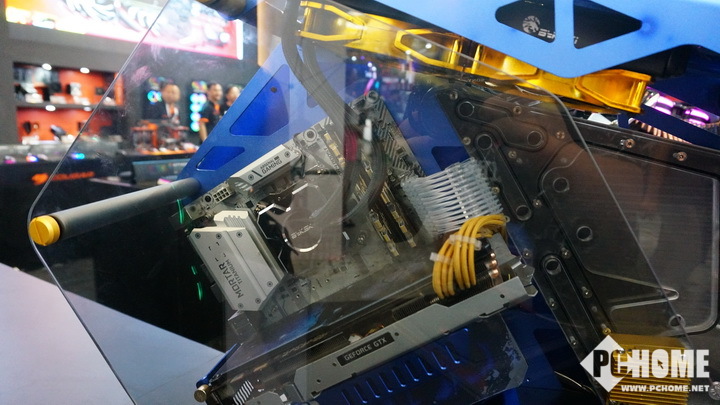 让电脑更炫酷 ChinaJoy2018 骨伽展台惊现微星迫击炮