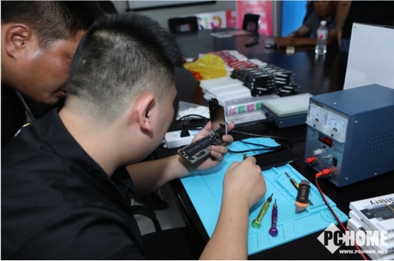 苏宁快修走进建筑工地 让工友们用手机不将就