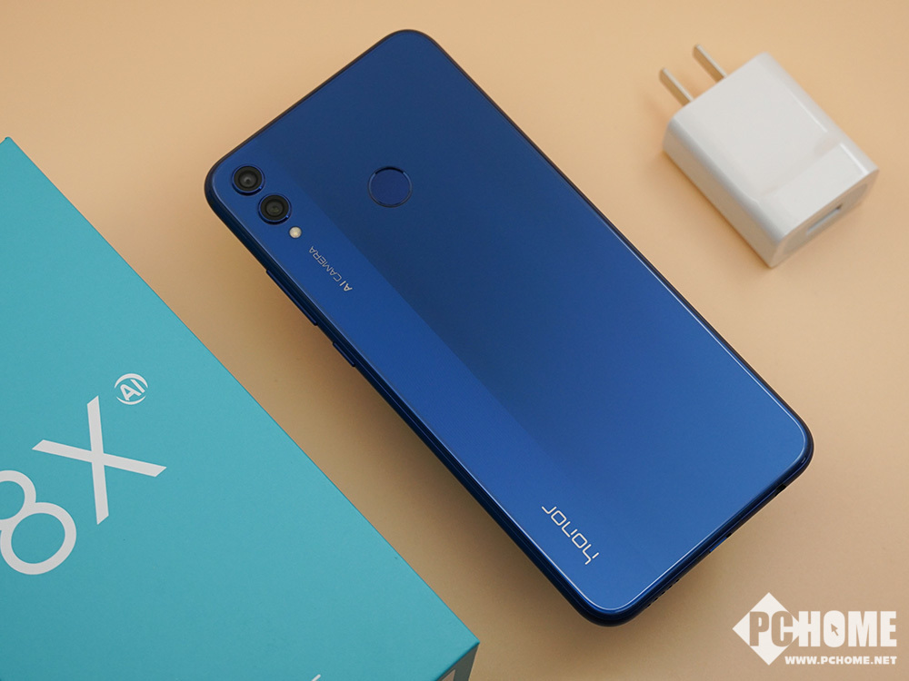 荣耀8x图赏:超窄边框的千元屏霸