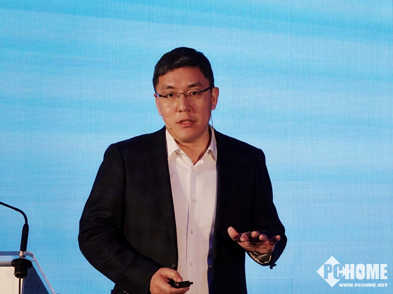 华为消费者业务云服务副总裁苏杰在mwc"创新激发新增长"论坛现场演讲