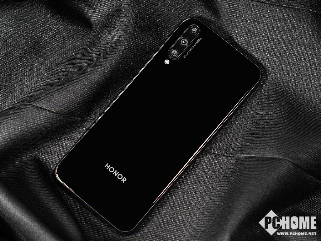 最后一种配色是以黑色为主色调的,这种纯粹的黑色是最为经典的配色