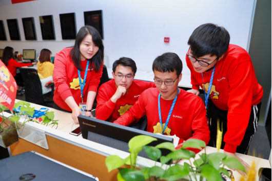 (图:双十一期间,苏宁员工紧盯着电脑屏幕,关注着销售情况.