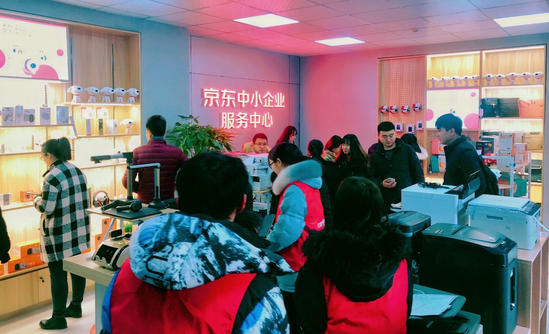 同时单纯的线下发展思路也不能让公司走的更加长远,恰巧接触到了京东