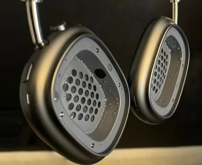 AirPods Max耳罩出现水滴影响体验 苹果：擦干即可