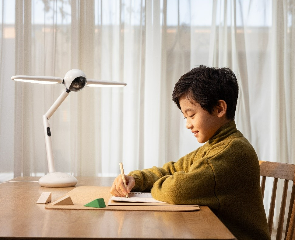 商湯科技“元蘿卜光翼燈”亮相 面向學齡兒童