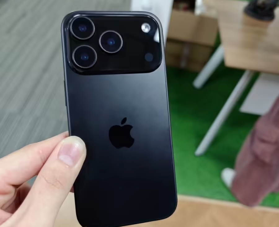 iPhone 17 Pro机模曝光：摄像头模组采用横向大矩阵设计