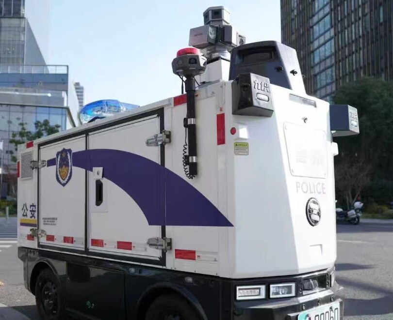 上海试点无人驾驶“警车”：一天开出3张罚单，警告119辆违停车