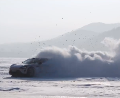 自媒体秀小米YU7冰面首漂视频，雷军提醒注意安全