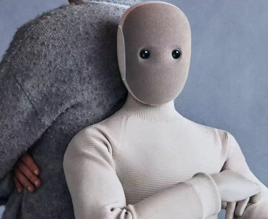 消费级家务人形机器人Neo亮相CES：OpenAI支持，售价14.2万元