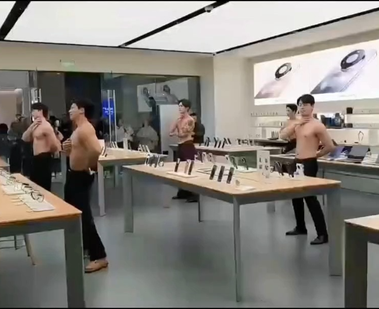 华为店长回应男模于门店内跳舞：商场组织安排，与品牌无关