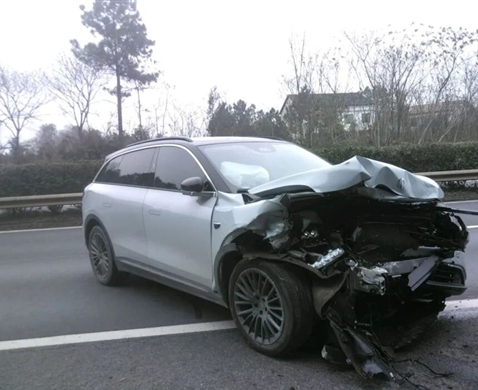 滥用辅助驾驶引发事故：湖南一男子驾驶零跑C11睡着，致车辆撞栏