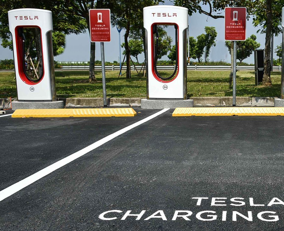 特斯拉调整超充超时占用费：仅无空车位时收取，20分钟内免费