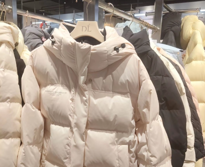 胖东来公开透明成本引发热议：599元的羽绒服，毛利率为24%