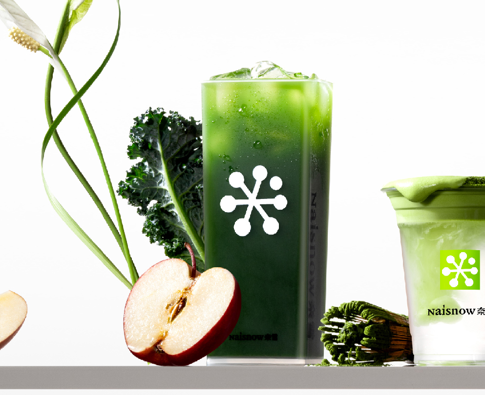 奈雪的茶被曝喝出石头，店员回应：顾客自己放进去的，想讹钱