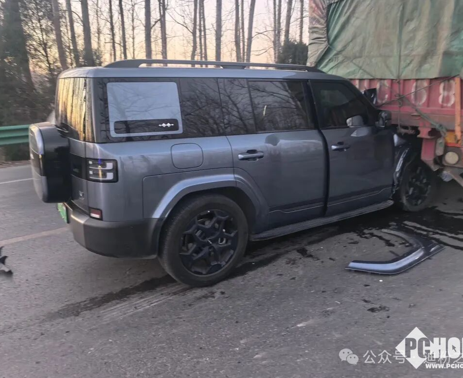 方程豹钛7追尾货车：A柱扛住碰撞冲击未变形，车主发文感谢比亚迪