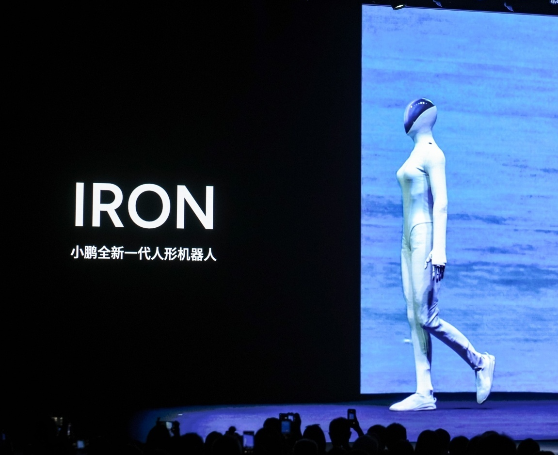 何小鹏：采用汽车标准研发的第一台机器人顺利落地