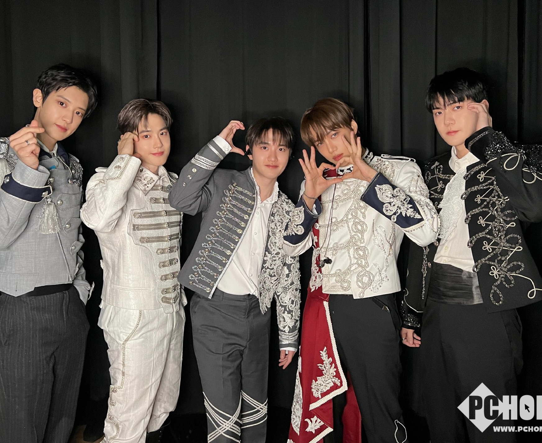 小芒APP针对专辑销量统计向EXO粉丝致歉：自费追加15万张专辑采购