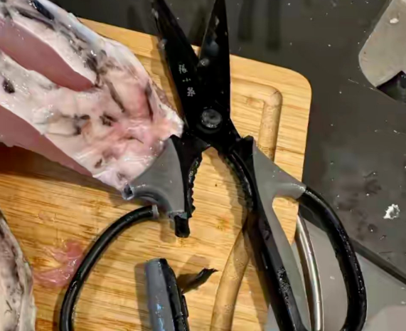 因采用一体式全钢结构误导设计，张小泉厨房剪刀手柄断裂