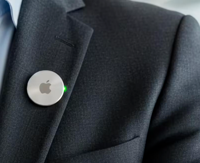 苹果“AI佩戴式胸针”曝光：形似AirTag，预计2027年发布