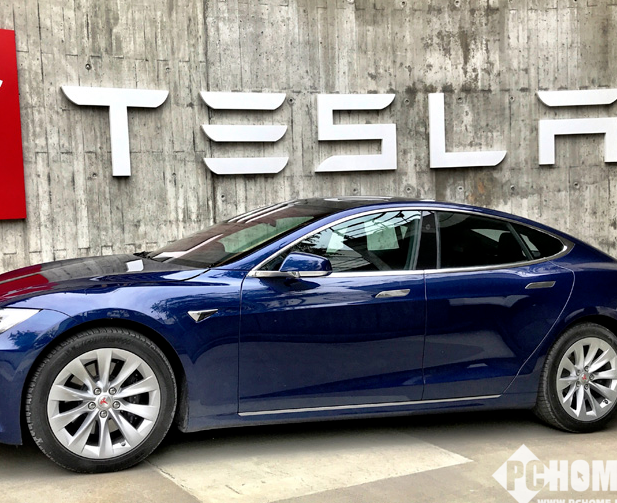 特斯拉2025财报遇冷：全年净利润骤降46%，营收首次下滑