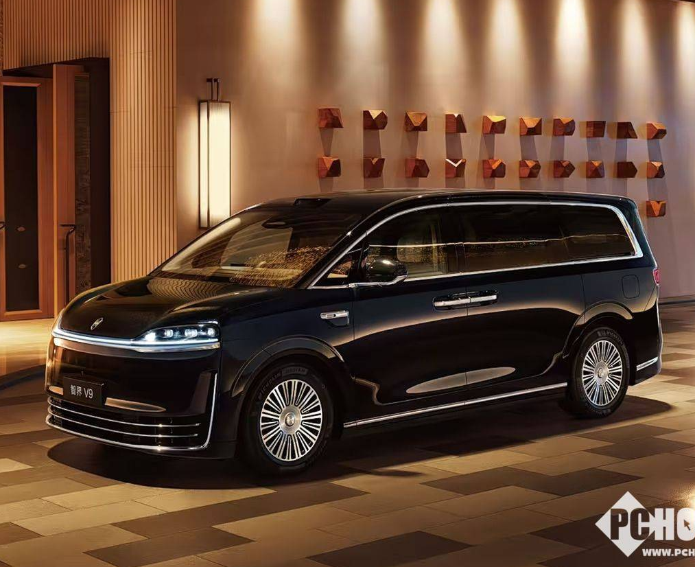 智界V9内饰曝光：前排采用三连屏布局，预计春季上市