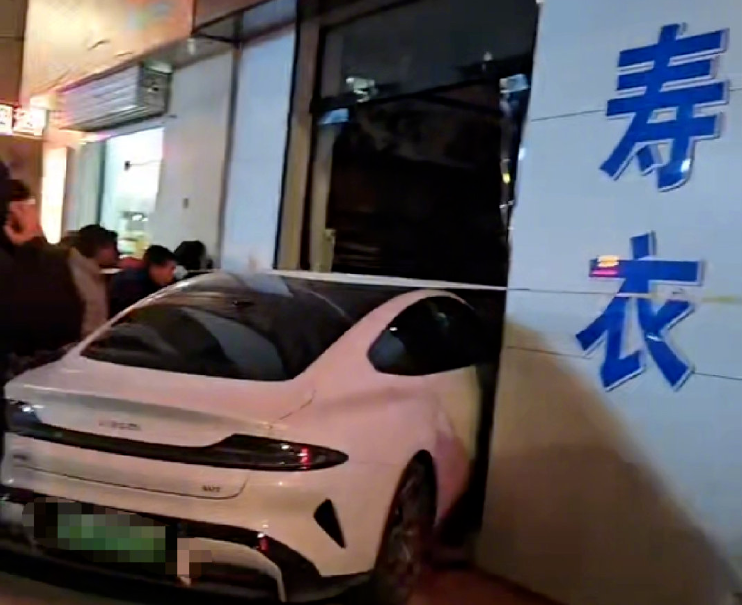 山西壶关小米SU7避让三轮车撞寿衣店：交警未公布事故详情